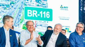 Em um ano, fizemos mais que o outro governo fez em quatro, diz Lula