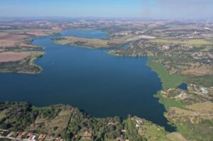 Prefeitura de Americana vistoria manejo de macrófitas na Represa do Salto Grande
