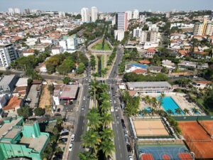 IPTU 2025: pedidos de isenção podem ser protocolados a partir de 6 de janeiro A Prefeitura de Americana, por meio da Secretaria de Fazenda, definiu as datas para que os contribuintes que têm direito a requerer isenção de IPTU (Imposto Predial e Territorial Urbano) em 2025 possam protocolar o seu pedido. O prazo começa em 6 de janeiro e vai até 30 de abril, por meio de requerimento digital no site da Prefeitura (www.americana.sp.gov.br), clicando no ícone Americana Inteligente – Atendimento Digital. São exigidos documentos pessoais, demonstrativo de cálculo que compõe o carnê de IPTU, comprovante de renda, carta de concessão de benefício do INSS (se for aposentado), carteira de trabalho, comprovante de residência em nome do requerente (CPFL, DAE, telefone ou gás) e o documento de propriedade do imóvel, caso ele não esteja em nome do solicitante. É necessário, ainda, juntar a carteira de trabalho e comprovantes de renda do cônjuge e dos demais proprietários do imóvel. Para pedidos formulados com base em enfermidades graves é necessário anexar cópia do laudo ou atestado médico emitido com data de até 18 meses anteriores ao pedido de isenção, com a identificação da enfermidade e o código da classificação da CID (Classificação Internacional de Doenças), e anexar também cópia da conta de energia elétrica (CPFL). Têm direito ao benefício da isenção: - Aposentados e pensionistas: precisa ser proprietário, comprovar que reside no imóvel e não ter dívidas com a Prefeitura. Ter um único imóvel no município e possuir renda bruta de até três salários mínimos. A construção deve estar cadastrada na Prefeitura e ser de uso exclusivamente residencial com área de até 150 metros quadrados de construção e terreno de até 360 metros quadrados. - Pessoas com deficiência física, sensorial ou intelectual: comprovar que reside no imóvel (não precisa ser proprietário) e não ter dívidas com a Prefeitura. Possuir renda bruta de até três salários mínimos e apresentar laudo médico atestando a deficiência. A construção deve estar cadastrada na Prefeitura e ser de uso exclusivamente residencial com área de até 150 metros quadrados de construção e terreno de até 360 metros quadrados. - Pessoas com doenças graves: comprovar que residem no imóvel (não precisa ser proprietário). A construção deve estar cadastrada na Prefeitura e ser de uso exclusivamente residencial. - Desempregados, empregados registrados afastados, autônomos, profissionais liberais, pessoas que recebem auxílio doença, auxílio acidentário de trabalho e pensão por divórcio: precisa ser proprietário, comprovar que reside no imóvel e não ter dívidas com a Prefeitura. Ter um único imóvel no município e possuir renda bruta de até três salários mínimos. A construção deve estar cadastrada na Prefeitura e ser de uso exclusivamente residencial com área de até 150 metros quadrados de construção e terreno de até 360 metros quadrados. No caso de doenças graves, a lei de isenção contempla as seguintes enfermidades: ataxia de Freidreich, cardiopatia grave, distrofia muscular de Duchenne, distrofia muscular de Becker, distrofia miotônica de Steinert, distrofia muscular fácio-escápulo-umeral e demais distrofias musculares progressivas, doença de Parkinson, epidermólise bolhosa, esclerose múltipla, esclerose lateral amiotrófica, espondiloartrose anquilosante, estados avançados de Doença de Paget (osteíte deformante), hanseníase, hepatopatia grave, insulino dependentes, nefropatia grave, neoplasia maligna (câncer), paralisia irreversível e incapacitante, Aids, transtorno invasivo de desenvolvimento, transtorno autista, Síndrome de Rett, transtorno desintegrativo da infância e demais transtornos do espectro autista enquadrados em grau dois ou três e tuberculose ativa. Distribuição dos carnês A distribuição dos carnês do IPTU 2025 terá início na semana entre o Natal e o Ano Novo. A expectativa é de que todos os carnês estejam entregues até a data do vencimento da primeira parcela. Ao todo, deverão ser distribuídos cerca de 124,5 mil carnês. A primeira parcela ou cota única vencem no dia 20 de janeiro. O vencimento das demais parcelas ocorre sempre no dia 20 de cada mês. Quando a data cair em um sábado, domingo ou feriado o vencimento é transferido para o primeiro dia útil subsequente. A estimativa de arrecadação com o imposto é de cerca de R$ 118 milhões, de acordo com a previsão que consta da peça orçamentária enviada para a Câmara Municipal. A população também pode acessar a versão eletrônica dos carnês e imprimi-los pelo site da Prefeitura (www.americana.sp.gov.br). Esta opção estará disponível a partir de 6 de janeiro. O contribuinte ainda terá a opção de pagamento via Pix. Os boletos conterão um código de barras e um QR Code, e o cidadão poderá fazer a opção de pagamento que preferir. Tanto o IPTU quanto a Taxa de Coleta e Remoção de Lixo terão correção de 4,76% nos valores, acompanhando o resultado do IPCA (Índice Nacional de Preços ao Consumidor Amplo) dos últimos 12 meses, medido pelo Instituto Brasileiro de Geografia e Estatística (IBGE). “Considerou-se que não caberia aplicar reajustes maiores do que a inflação verificada no período, de modo a não ampliar a carga tributária dos contribuintes de Americana, contudo, foi necessário efetuar a correção monetária dos valores, observadas as disposições constantes do artigo 115 e parágrafos da Lei Orgânica do Município”, explicou a secretária de Fazenda, Simone Inácio de França Bruno.
